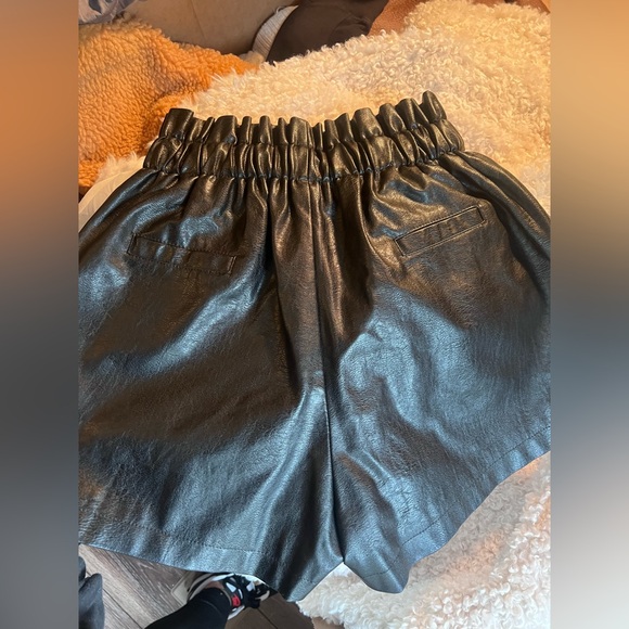 Black faux leather paperbag short - Picture 2 of 3